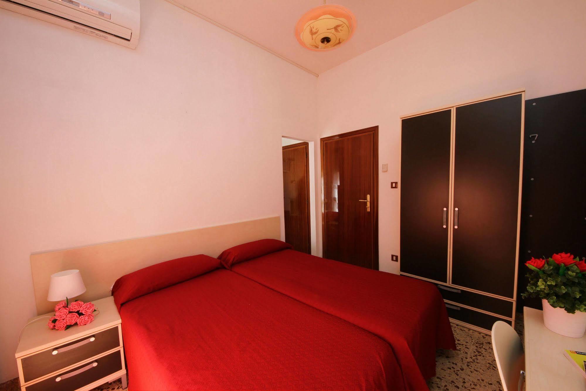 Villa Lauda B&B Rimini Buitenkant foto