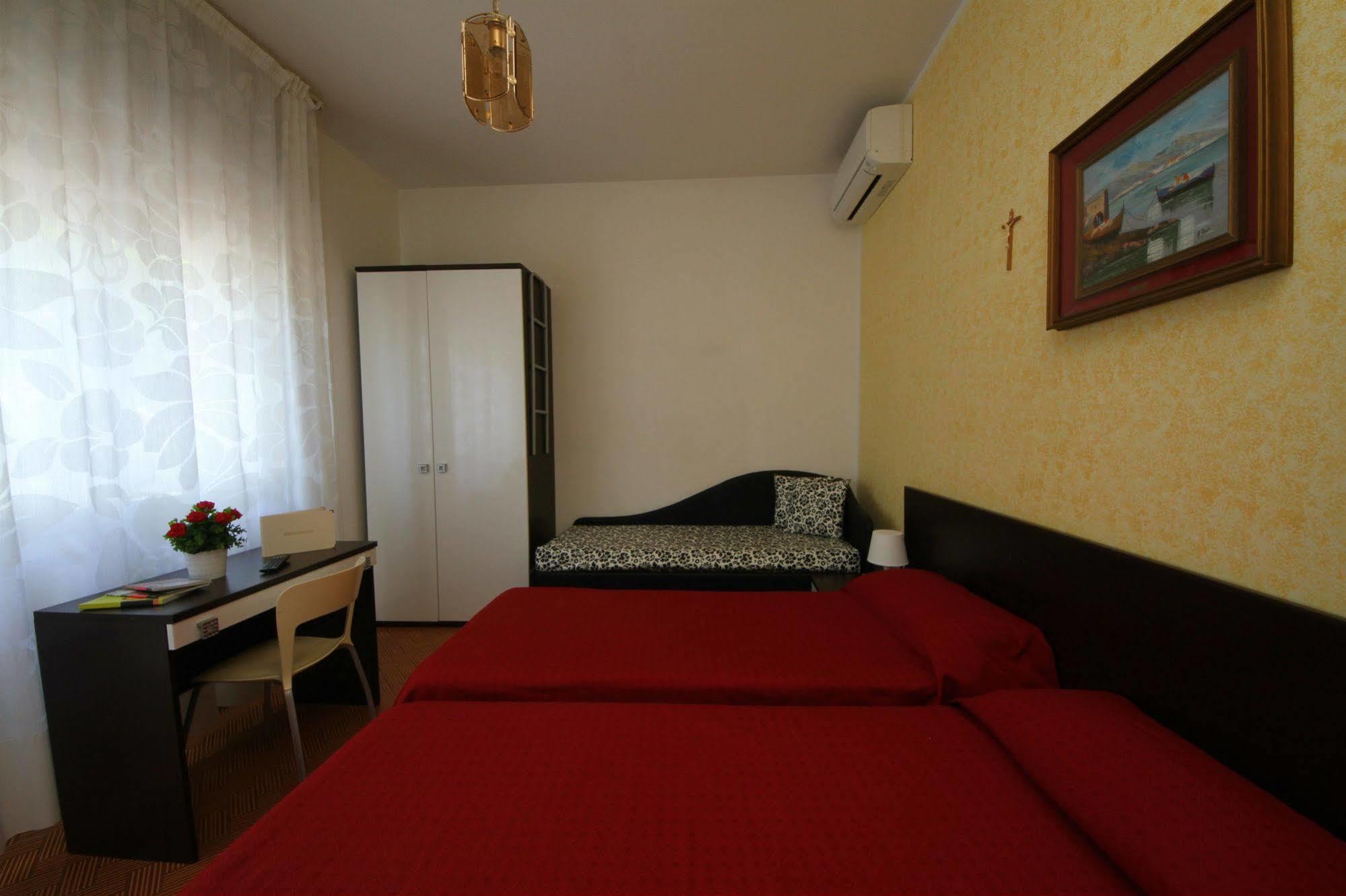 Villa Lauda B&B Rimini Buitenkant foto