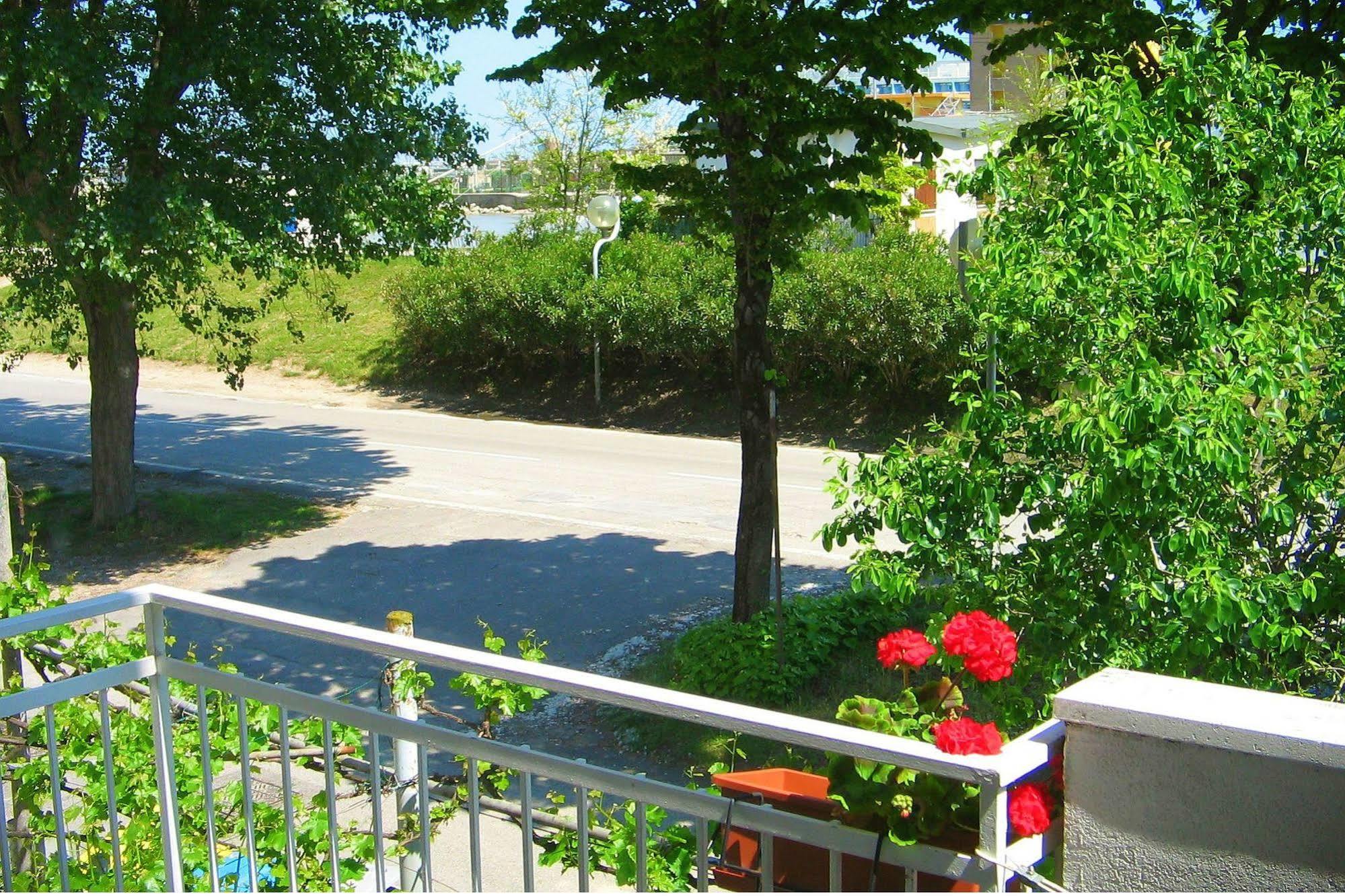 Villa Lauda B&B Rimini Buitenkant foto