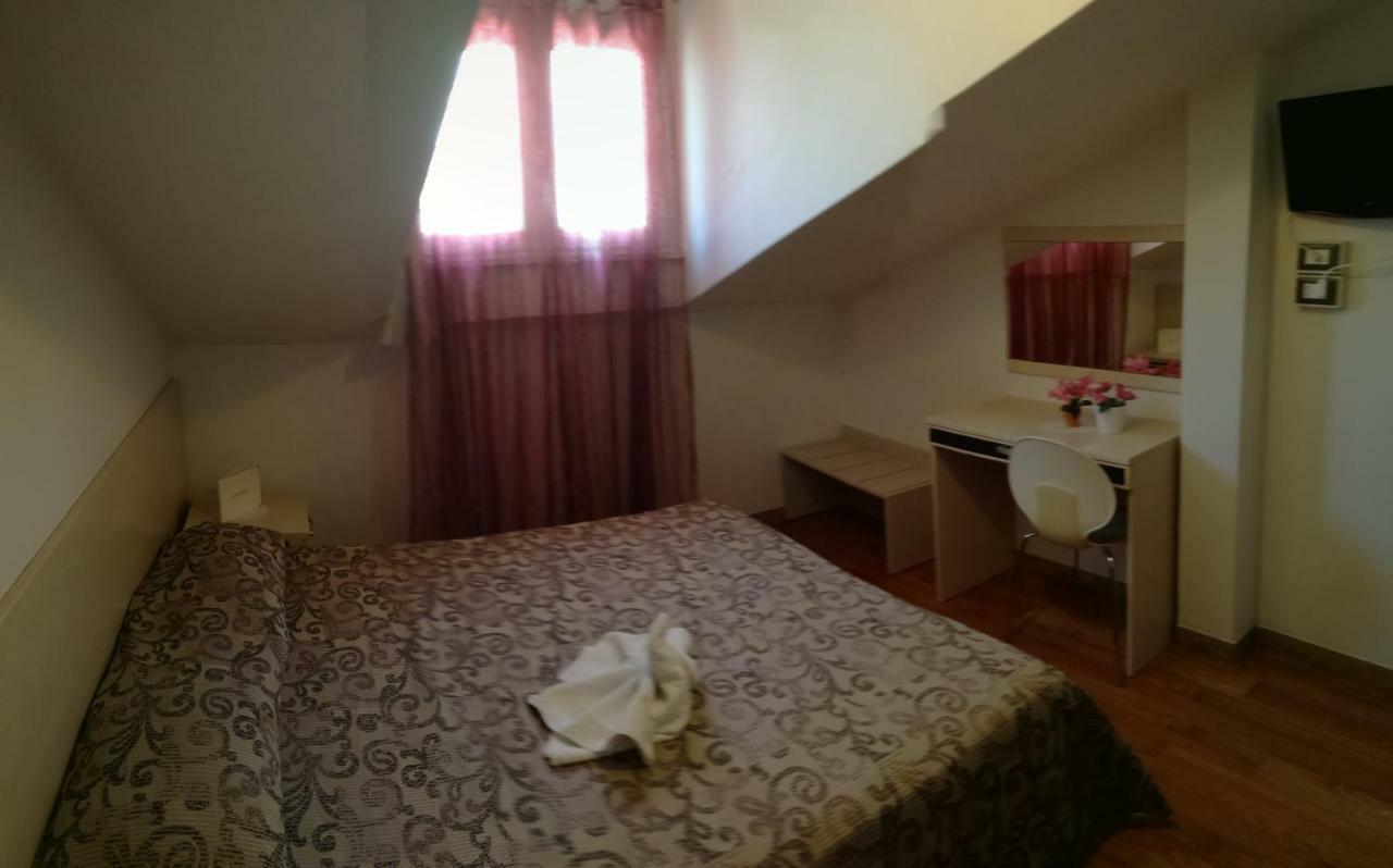 Villa Lauda B&B Rimini Buitenkant foto